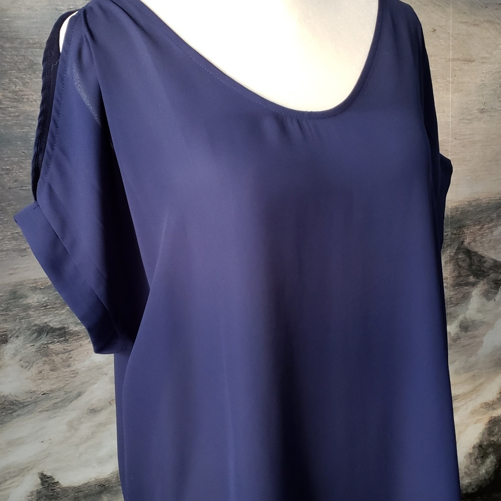 Women's brand Active USA deep blue, shoulder slit short sleeves medium top